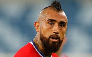 Vidal cùng đồng đội tuyển Chile lén lút dẫn gái lạ vào khu cách ly