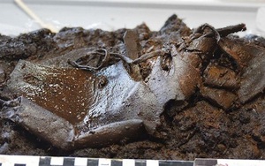 Đào được chiếc giày da bị vùi dưới đầm lầy 2000 năm vẫn còn nguyên vẹn