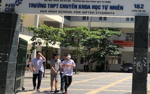 Trường Chuyên đầu tiên ở Hà Nội công bố điểm thi vào lớp 10, điểm chuẩn giảm 3 điểm