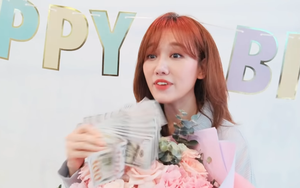 Hari Won bất ngờ khi được quản lý tặng đô la và vàng