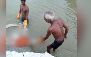 Ấn Độ: Thi thể còn nguyên ống thở oxy trên miệng trôi dạt bờ sông Hằng