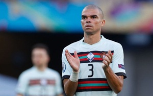 Ảnh: Cầu thủ Bồ Đào Nha thất thần sau khi trở thành cựu vương của Euro