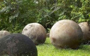 Hàng trăm quả cầu đá bí ẩn xuất hiện ở ngọn núi Tân Cương: Giới khoa học càng hoang mang khi bổ đôi chúng ra!