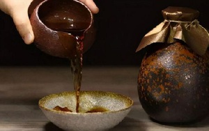 Tên trộm to gan uống bình nước lỏng trong mộ cổ, 2 ngày sau mới tỉnh dậy, các chuyên gia thở phào: “May còn giữ được mạng sống”