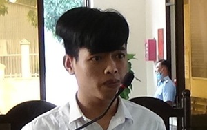 Chủ tọa đang tuyên án, bị cáo đá vào bục khai báo, đánh rớt micro