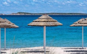 Khách du lịch lấy cát ở bãi biển Italy bị phạt hơn 100 triệu