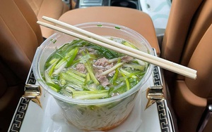 Những bát phở "bốc lên nghi ngút mùi tiền"