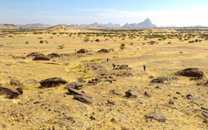 Hàng ngàn mộ cổ xếp thành bản đồ thiên hà hiện ra giữa sa mạc