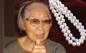 Người hầu gái già mang chuỗi ngọc trai đi bán, 5 chữ trên vòng khiến chuyên gia bàng hoàng: Chủ nhân của bà thật ra là ai?