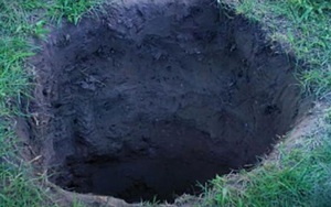 Úc: “Hố không đáy” xuất hiện giữa đồng, 8 người chui xuống chỉ một nửa sống sót