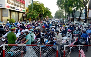 TP.HCM: Ùn tắc nhiều giờ, dân bỏ xe đi bộ qua chốt kiểm soát quận Gò Vấp