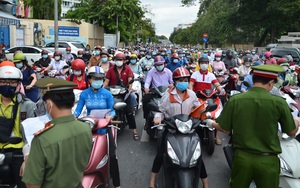 TP.HCM ùn tắc tại các chốt kiểm soát: 'Sáng đi làm qua 4 chốt mất 2 tiếng đồng hồ, chiều về thêm 1,5 tiếng'