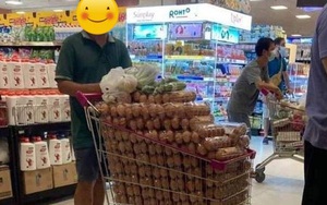 Đại diện AEON Việt Nam nói gì về hình ảnh người đàn ông thu gom 1 xe đầy trứng trong siêu thị?