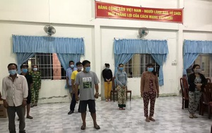 Bắt quả tang 5 bà cùng 5 ông đang làm liều trong căn phòng khóa kín