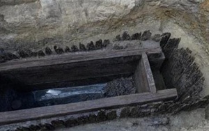 Ngôi mộ tồn tàn 4 mét vuông nhưng sở hữu 2 món đồ ngang vua chúa: Danh tính chủ mộ nằm ngoài sức tưởng tượng!