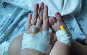 Nhật ký điều trị Covid-19 của mẹ con bé Tỏi: "Máu em đông đặc. Mỗi lần y tá bóp để máu chảy ra, tim mẹ như thắt lại"