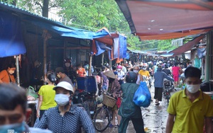 Ảnh: Từ sáng sớm, các khu chợ ở Hà Nội đã đông nghẹt người mua hàng