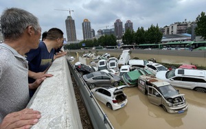 Xót xa hình ảnh hàng trăm ô tô chất đống lên nhau do lũ lụt: Nhiều chiếc là xe sang đắt tiền