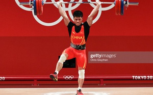 Đô cử Trung Quốc phá 2 kỷ lục Olympic khiến tất cả kinh ngạc vì nâng tạ bằng 1 chân
