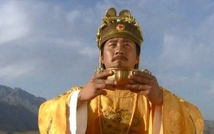 Chu Nguyên Chương vào chùa bái Phật, hỏi: "Ta có cần phải quỳ không?", câu trả lời của phương trượng cứu cả chùa thoát nạn