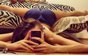 Hoang mang với muôn kiểu "tự sướng" khó tin của các người đẹp