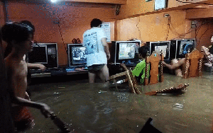 Mặc kệ lũ lụt ngập cả mét, quán net Philippines vẫn chật kín game thủ rủ nhau đến "combat" như thường
