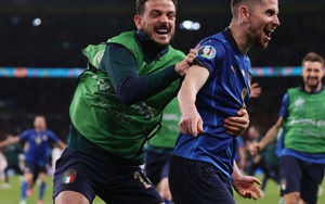 Ảnh: Tuyển Italy ăn mừng cuồng nhiệt sau chiến thắng tại bán kết Euro 2020