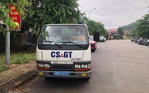 CSGT lái xe chuyên dụng chạy 15km chở thí sinh về nhà để lấy giấy tờ thi