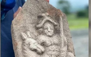 Hình khắc bí ẩn về người đàn ông khỏa thân trên đá mô tả một vị thần La Mã