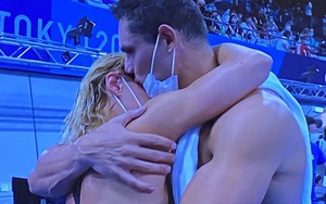 Khoảnh khắc tạo viral: Vừa giành huy chương Olympic, nữ kình ngư được đồng nghiệp điển trai tiến tới ôm hôn