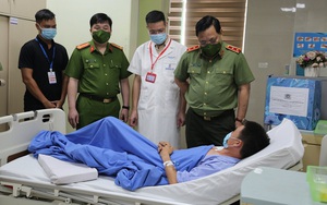 Hà Nội: Thanh niên quàng tay qua vai làm đại úy công an chốt phòng dịch ngã xe máy, phải nhập viện cấp cứu