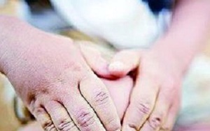 Con kêu đau chân, bố mẹ vô lo vô nghĩ, cuối cùng hại cả một đời đứa trẻ