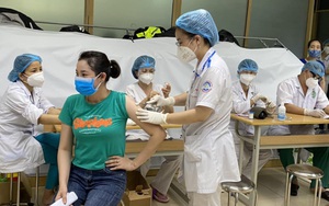 Thực hư thông tin nữ nhân viên ngân hàng mắc Covid-19 ở Hà Nội 'dẫn đoàn 2.000 người đi tiêm vaccine'