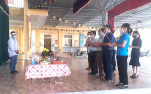 Về để chăm cha ốm nặng nhưng không kịp, con nén đau thương chịu tang trong khu cách ly