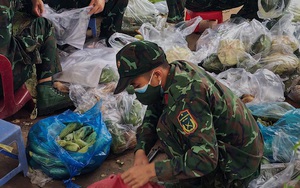 Chùm ảnh các chiến sĩ bộ đội tỉ mỉ sắp xếp từng phần quà, trao tận tay người dân Sài Gòn: Vừa nhanh nhẹn mà rất nề nếp, kỷ cương