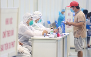 Bị tố tiêm vaccine sai đối tượng, chủ tịch xã giải thích việc tiêm cho người nhà cán bộ