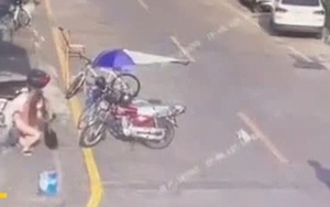 Cô gái bị kéo lê cưỡng bức giữa ban ngày trên phố lớn, mọi người xung quanh dửng dưng đứng nhìn gây phẫn nộ cực điểm