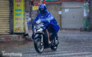 Phố phường Hà Nội ngập tứ bề sau cơn mưa lớn cuối ngày