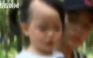 Nghi con 2 tuổi bị bạo hành, bố mẹ đòi xem camera thì chết lặng trước cảnh tượng khủng khiếp, sốc nhất là hành động của hiệu trưởng