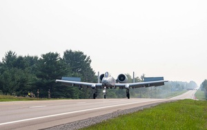 Không quân Mỹ luyện tập hạ cánh chiến đấu cơ trên đường cao tốc