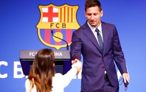 Bà xã tinh tế đưa khăn giấy khi chứng kiến Messi bật khóc