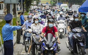 Hà Nội: Hàng loạt người dân bị xử phạt vì thiếu giấy đi đường, một số chốt kiểm soát ùn ứ