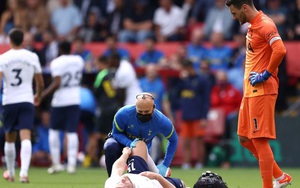 Hugo Lloris ném bóng bất cẩn "tiễn" đồng đội nhập viện