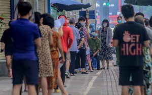 Cận cảnh thần tốc xét nghiệm COVID-19 ngay trên hè phố Hà Nội
