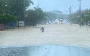 Quốc lộ 1A ở Hà Tĩnh có điểm ngập sâu gần 1m, xe cộ không thể đi qua