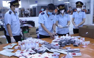 CLIP: Hơn 60.000 viên thuốc điều trị Covid-19 "nguỵ trang" là quà biếu về Việt Nam