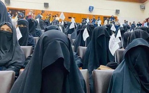 Bộ đồ kỳ lạ của phụ nữ Afghanistan: Phải bịt kín mắt để đi học, lo ngại lớn về lời hứa ''công bằng với phụ nữ'' của Taliban