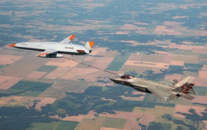 Video máy bay không người lái Mỹ lần đầu tiên tiếp liệu trên không cho tàng hình cơ F-35