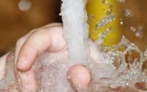 Bé trai vô tình ngã vào chảo dầu sôi, bác sĩ khen hết lời khi biết cách bà nội sơ cứu