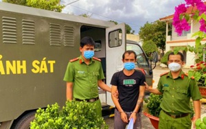 Đi bán gà không có giấy đi đường còn rút dao đâm liên tiếp vào thiếu tá công an